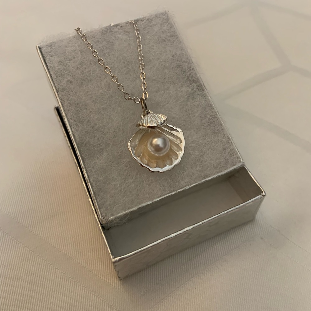 Clam pearl necklace